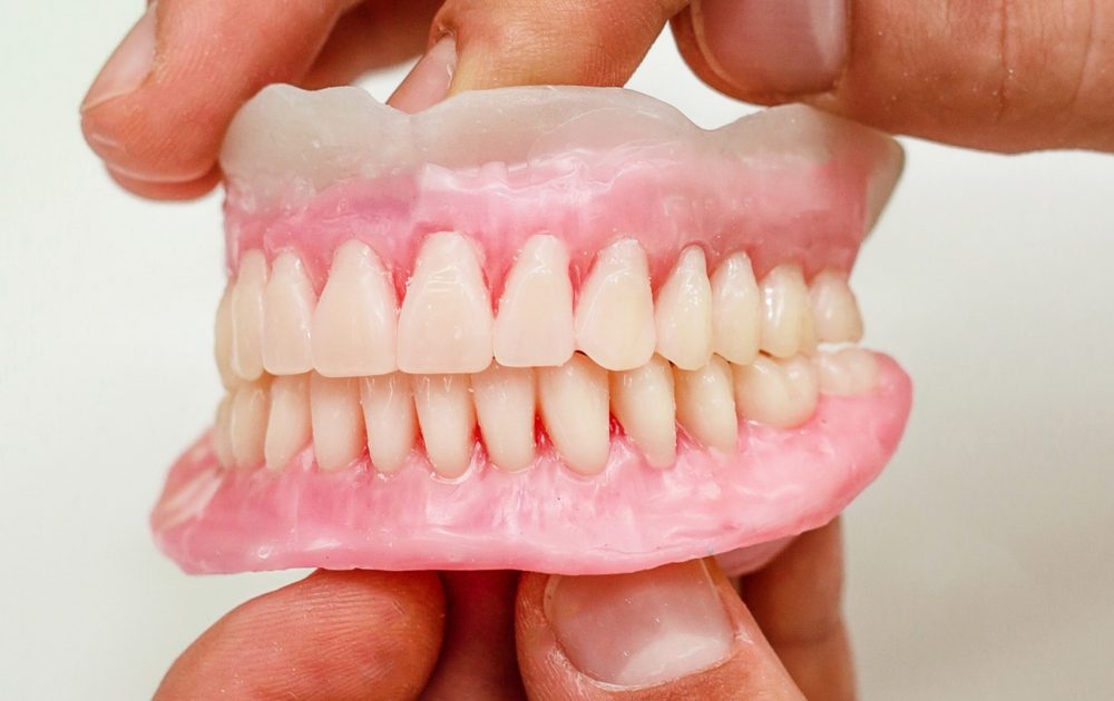 The artificial teeth of full mouth in the dental office